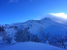 到着！あそこまで歩きます。激寒！