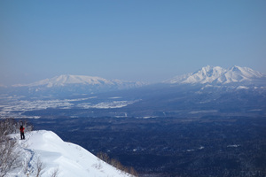 ケイスケと後ろの山々。後であの山両方とも登るなんて、この時は想像もつかなかった。