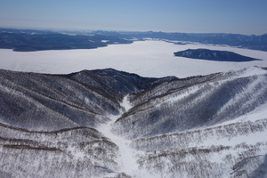 吸い込まれてしまいそうな絶景の湖。いつも思うけど湖が凍っちゃうってすげーなー。