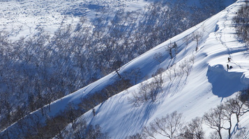 ケイスケの２本目。BS180バターからの、CAB540で雪庇をドロップする直前。遊び心全開。粋です。