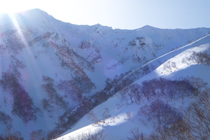 下山直前。ユウタのリラックスしたラストランを、西日がやさしく照らします。