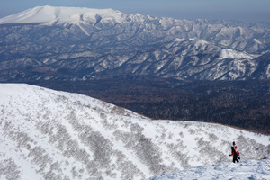 ケイスケが滑り出すピークからの眺めはこんな感じ。次にアタックする山が遥か前方で待ち構えてます。
