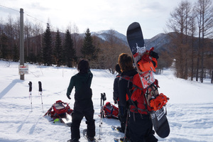 見えてる山のさらに左奥へ。この先も続く長い森林地帯。