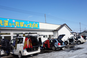 たまった洗濯物を洗っている間、車内のあらゆるものを天日干し。はずかしいけど仕方なし！
