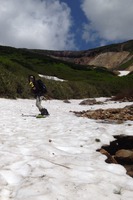 この雪渓をずっと歩いていき、奥に見えてる雪渓よりもさらにおくまで登って、滑ってこれた〜。結構なロングライド!!そしたらこの笑顔になるよね〜！これにて２日目終了。AZS.