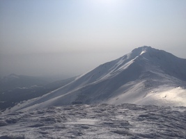 この斜面、良いですね〜！ただ滑るとハイクバックになるので、、まだお預けですw 
furano-dake